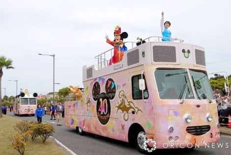 街中にミッキー&ミニーら登場で大歓声 浦安市&TDR40周年&千葉県誕生150周年パレード