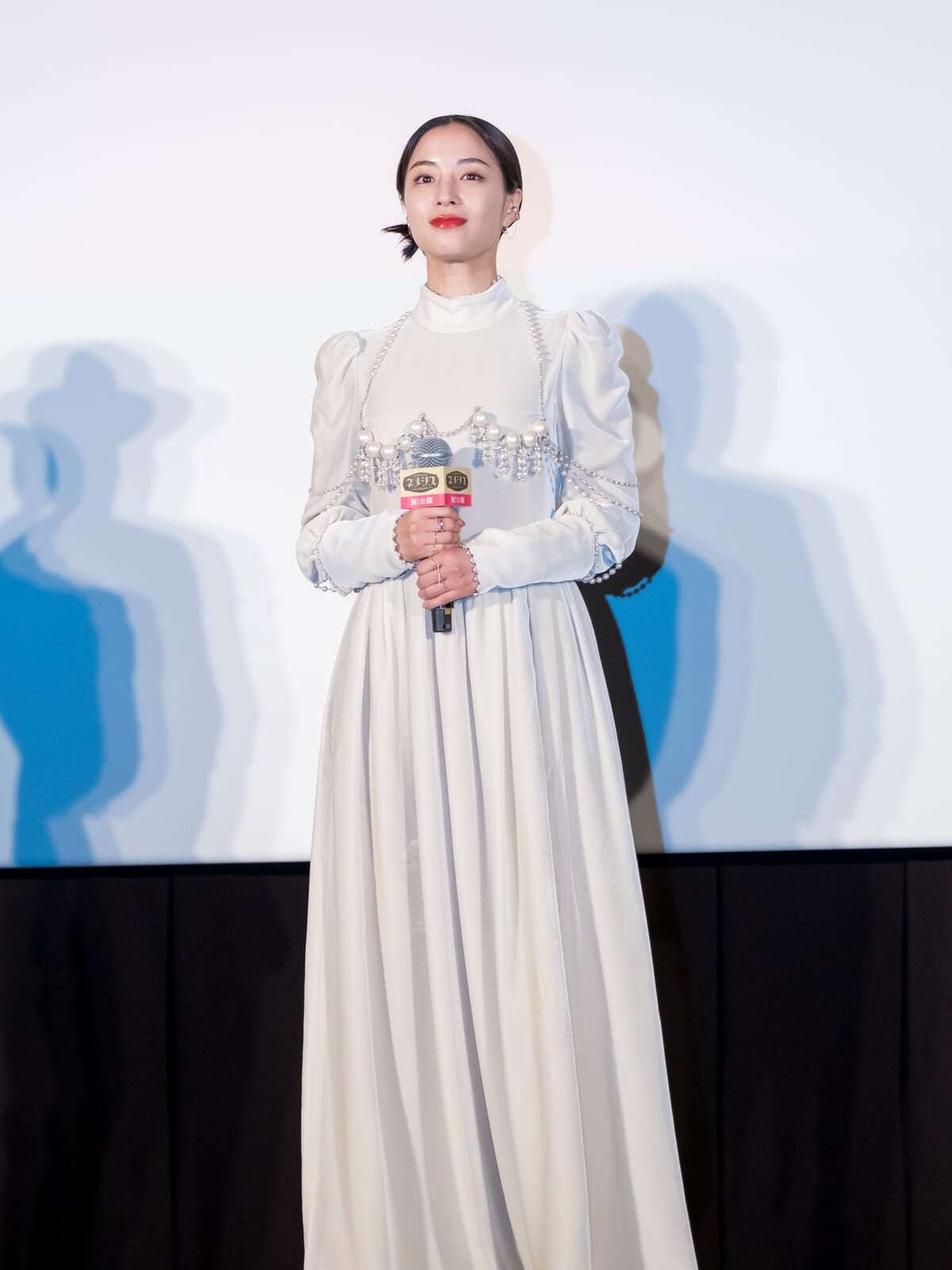 広瀬すず　背中パックリ大胆ドレスで登場　万雷の拍手を浴びて大興奮「鳥肌」