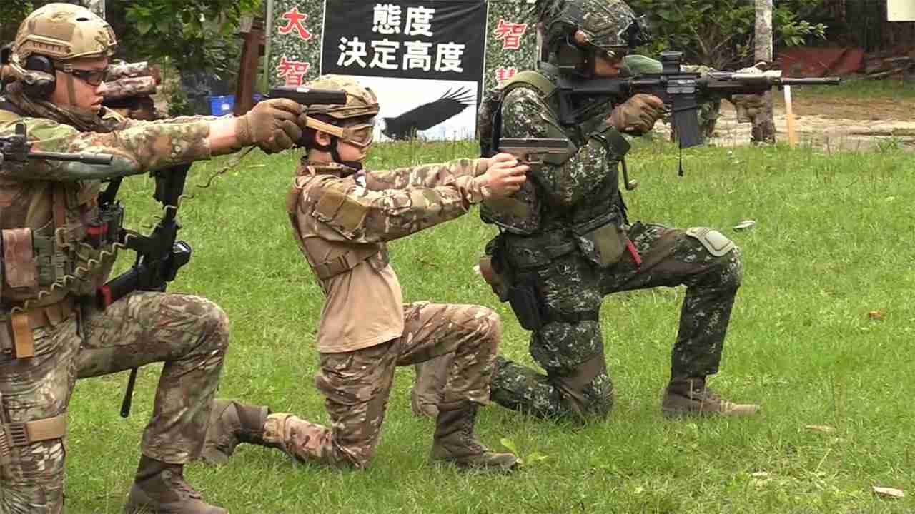 小6が銃持ち“軍事訓練”　台湾 緊迫する理由は...（FNNプライムオンライン（フジテレビ系）） - Yahoo!ニュース