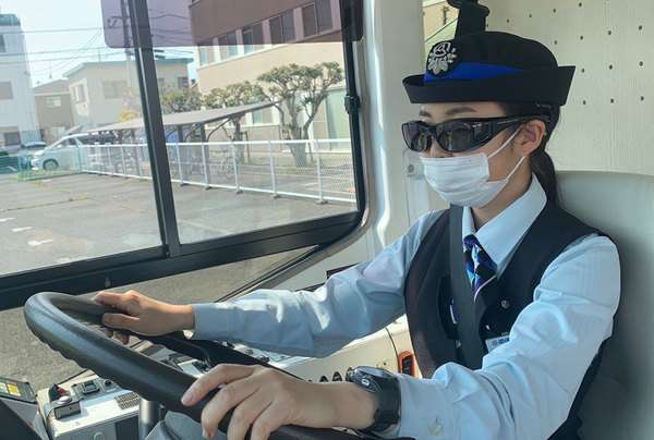 運転士がサングラス、ヘンですか？ 鉄道からバスへ少しずつ拡大 “接客の壁”崩れるか