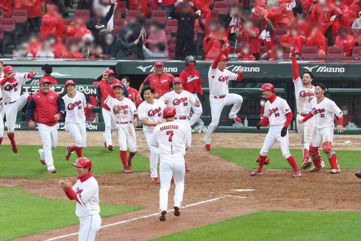 広島が大逆転勝利　3連勝で338日ぶり首位浮上！新井監督体制初　田中が同点満塁弾、マツダ7連勝