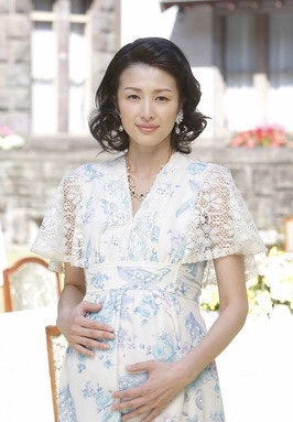 吉瀬美智子、ミニスカ姿すらり美脚披露！「綺麗過ぎて見惚れます」「美魔女過ぎです」と大反響