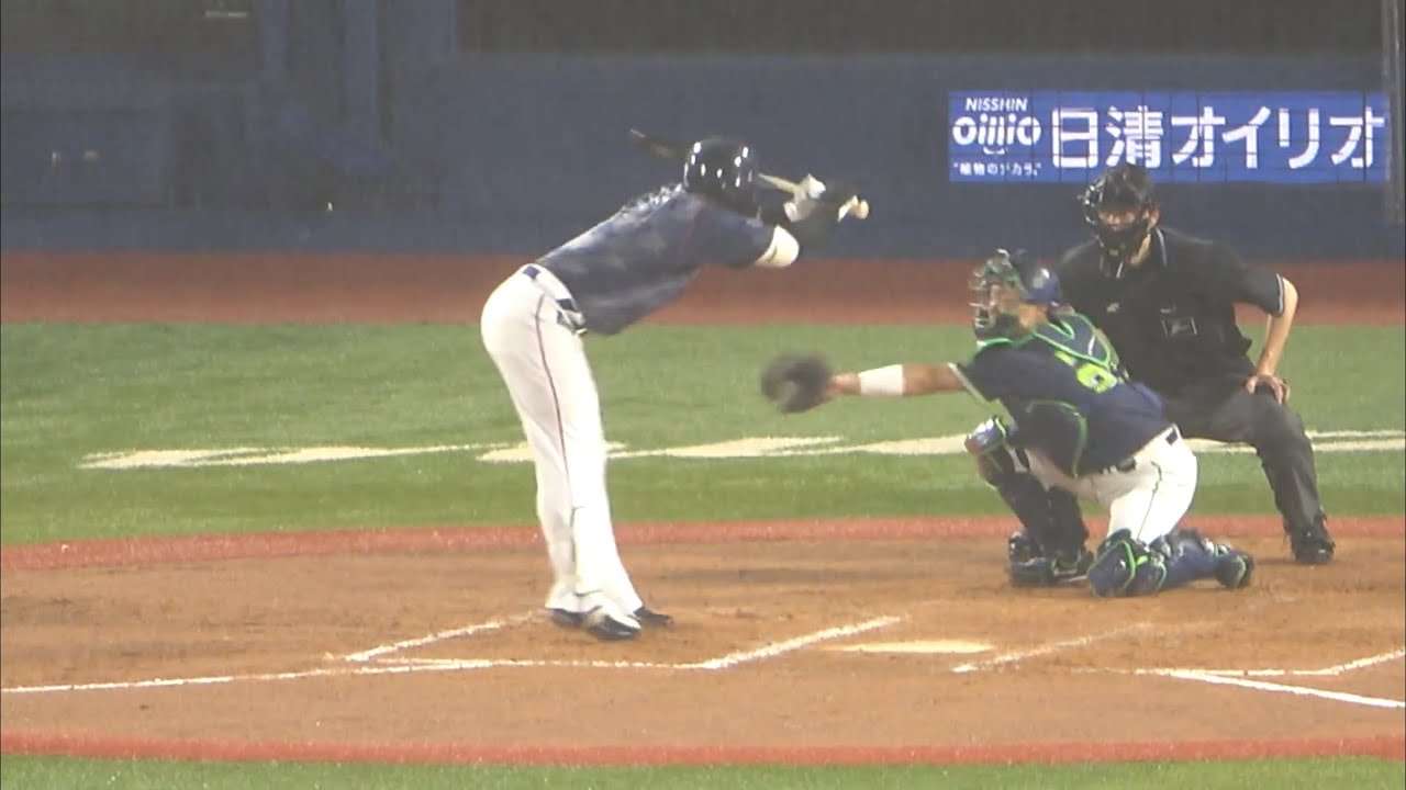 村上宗隆の死球の後、全球インコース攻めに苦笑いの佐野恵太 横浜DeNAベイスターズ 2022/09/12 - YouTube