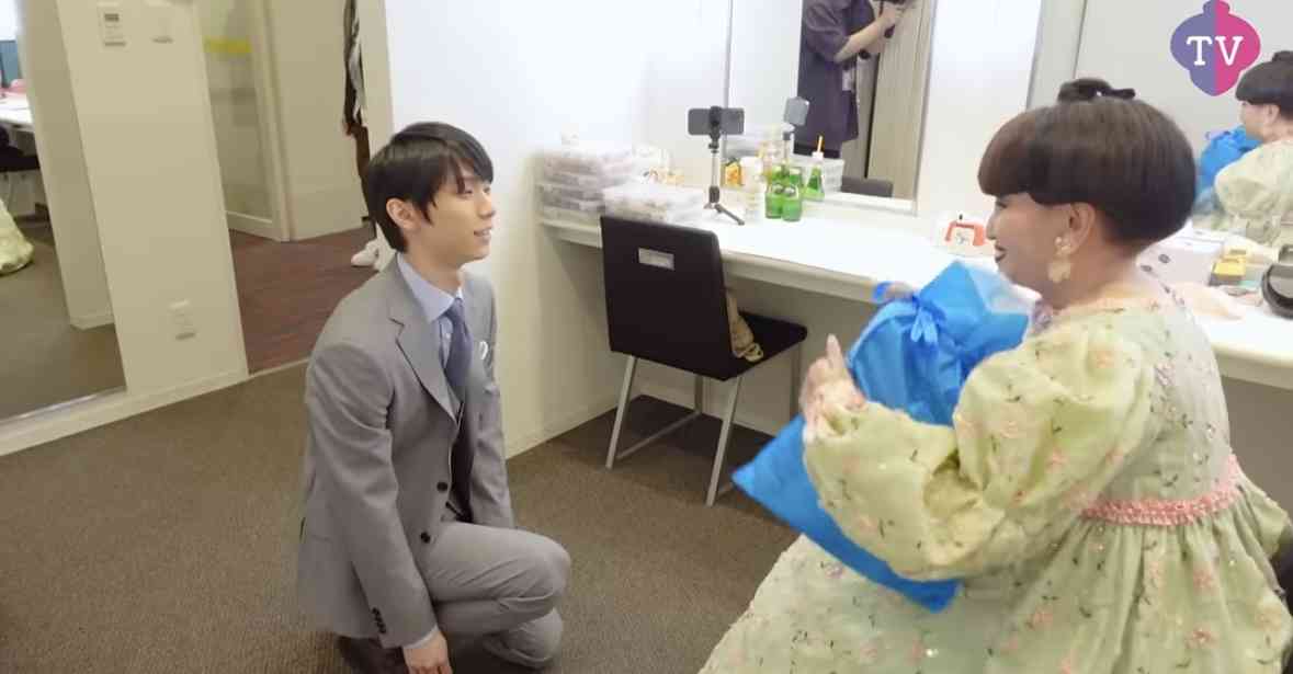 羽生結弦、黒柳徹子の前で自然にひざまずく姿に「王子様」「素敵すぎる!」と反響