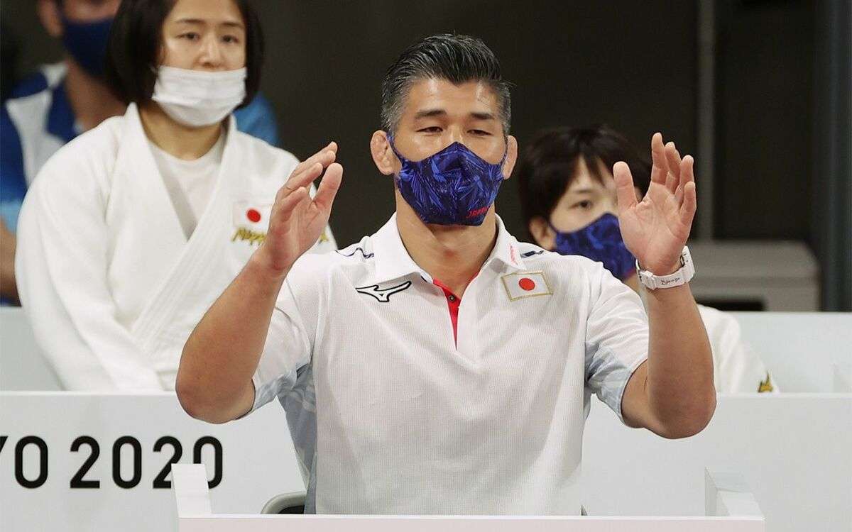 「バスローブに黒帯締めて…」柔道金メダリスト・東京五輪代表監督の井上康生　30代人妻と“ホテル密会”写真 | 文春オンライン