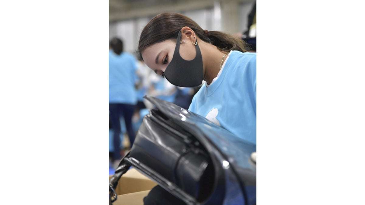 高梨沙羅選手、アフガニスタンの子供たちに贈る中古ランドセルを検品…「気持ち詰まった宝物」 : 読売新聞