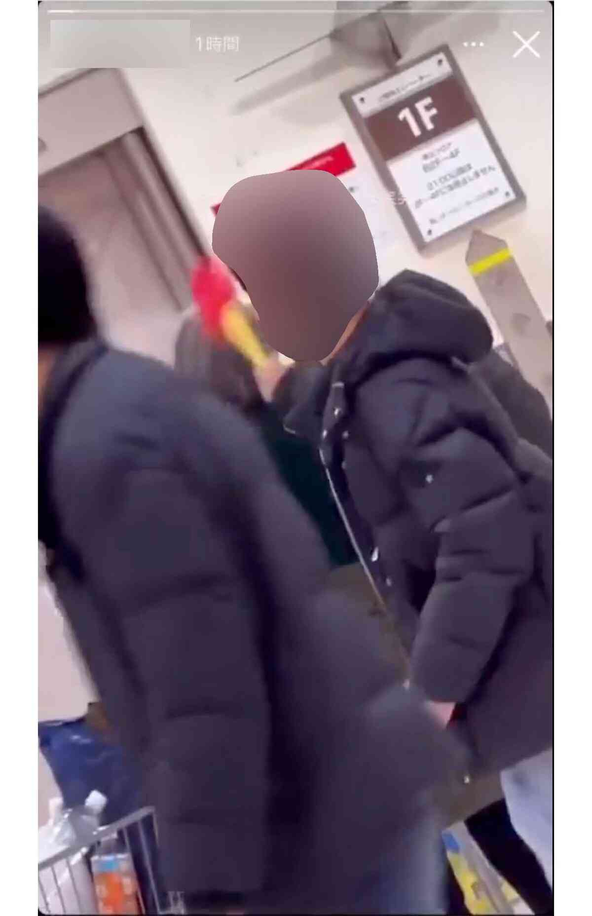 新たな迷惑動画が拡散！ 「ピコピコハンマー」で少年が老女を叩くも、老女は猛抗議。イタズラのノリといえど弁護士の見解はーー