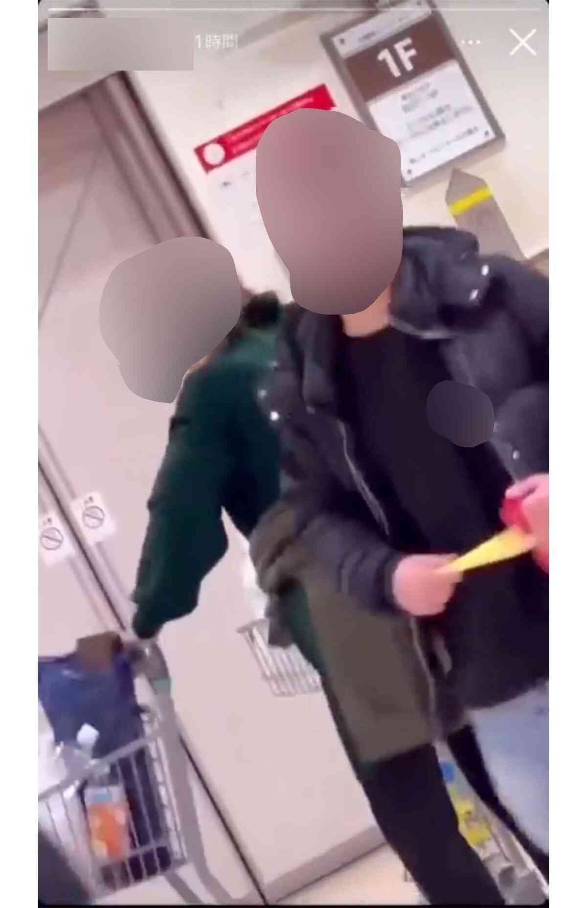 新たな迷惑動画が拡散！ 「ピコピコハンマー」で少年が老女を叩くも、老女は猛抗議。イタズラのノリといえど弁護士の見解はーー