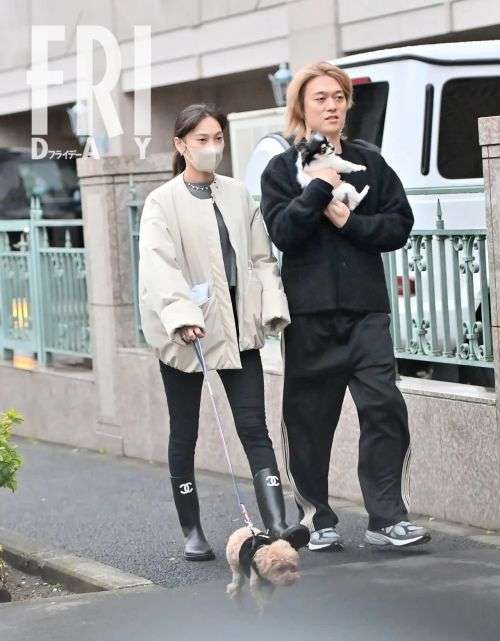 初のツーショット！大政絢＆ワンオクギタリストToru「愛犬と一緒に雨上がりの夫婦デート」