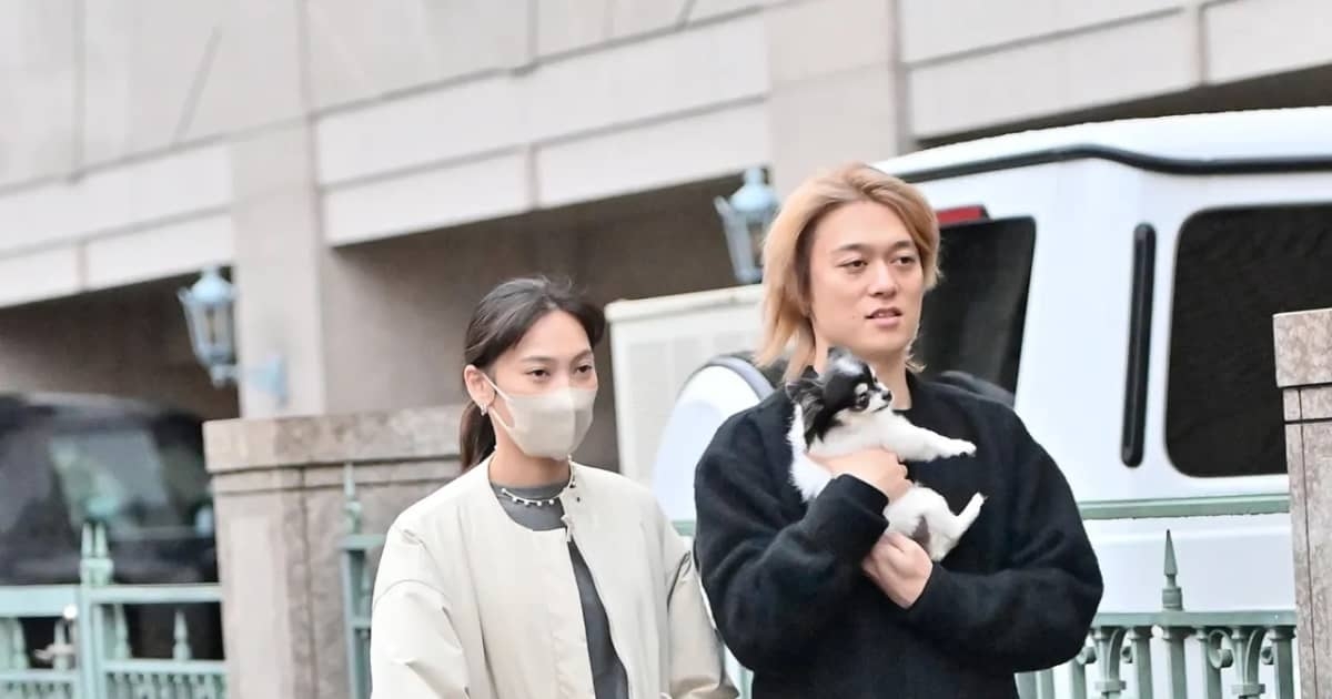 初のツーショット！大政 絢＆ワンオクギタリストToru「愛犬と一緒に雨上がりの夫婦デート」 | FRIDAYデジタル