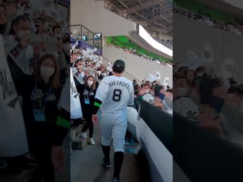 【ホーム開幕戦セレモニー】中村奨吾選手がライトスタンドから登場！#MarinesNation - YouTube