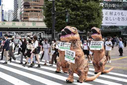 「ダウンを廃止せよ」　H&M渋谷店で動物愛護団体が抗議