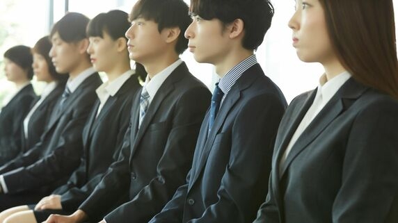 新卒社員「初任給30万円」に思わずハイタッチも…月収「40代で22万円」の非正規「昼はおにぎり1個」の悲惨、哀しすぎる末路｜資産形成ゴールドオンライン