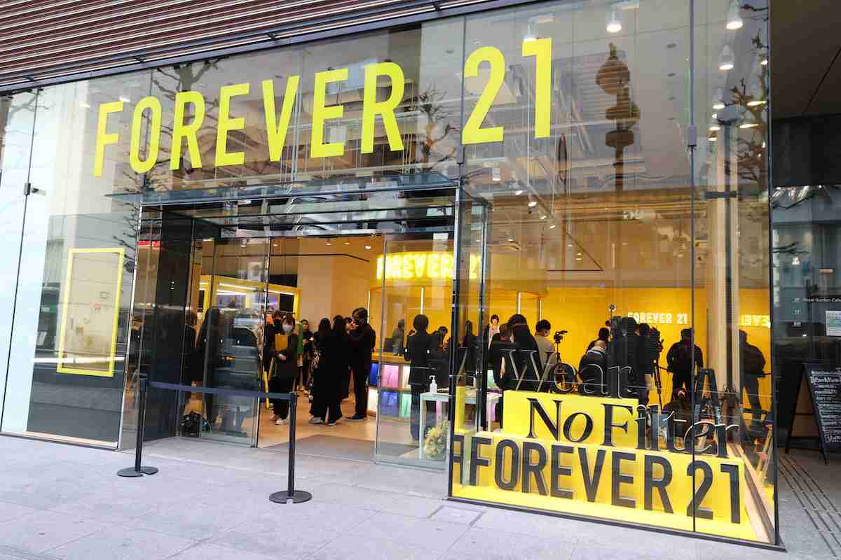 青山テルマ、ピンク髪&ピンク短パンから“美脚見せ”で全力ピース 『FOREVER 21』日本再上陸を喜ぶ