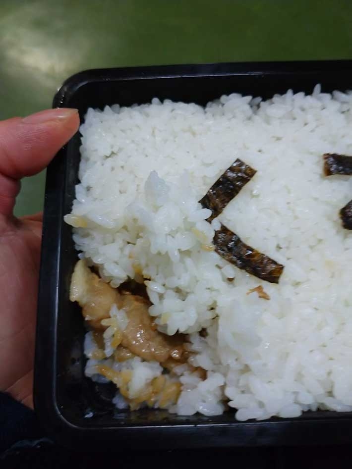 開けた瞬間、砂？　一面に敷き詰められた“粉”の正体に衝撃　“嫌がらせ弁当”を作る妻の真意