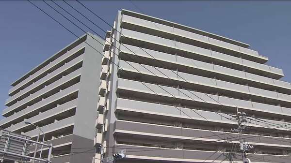 “制服”姿の女性2人、10階から転落か…共に死亡確認　10～20代か　マンションに携帯電話や靴など残される｜FNNプライムオンライン