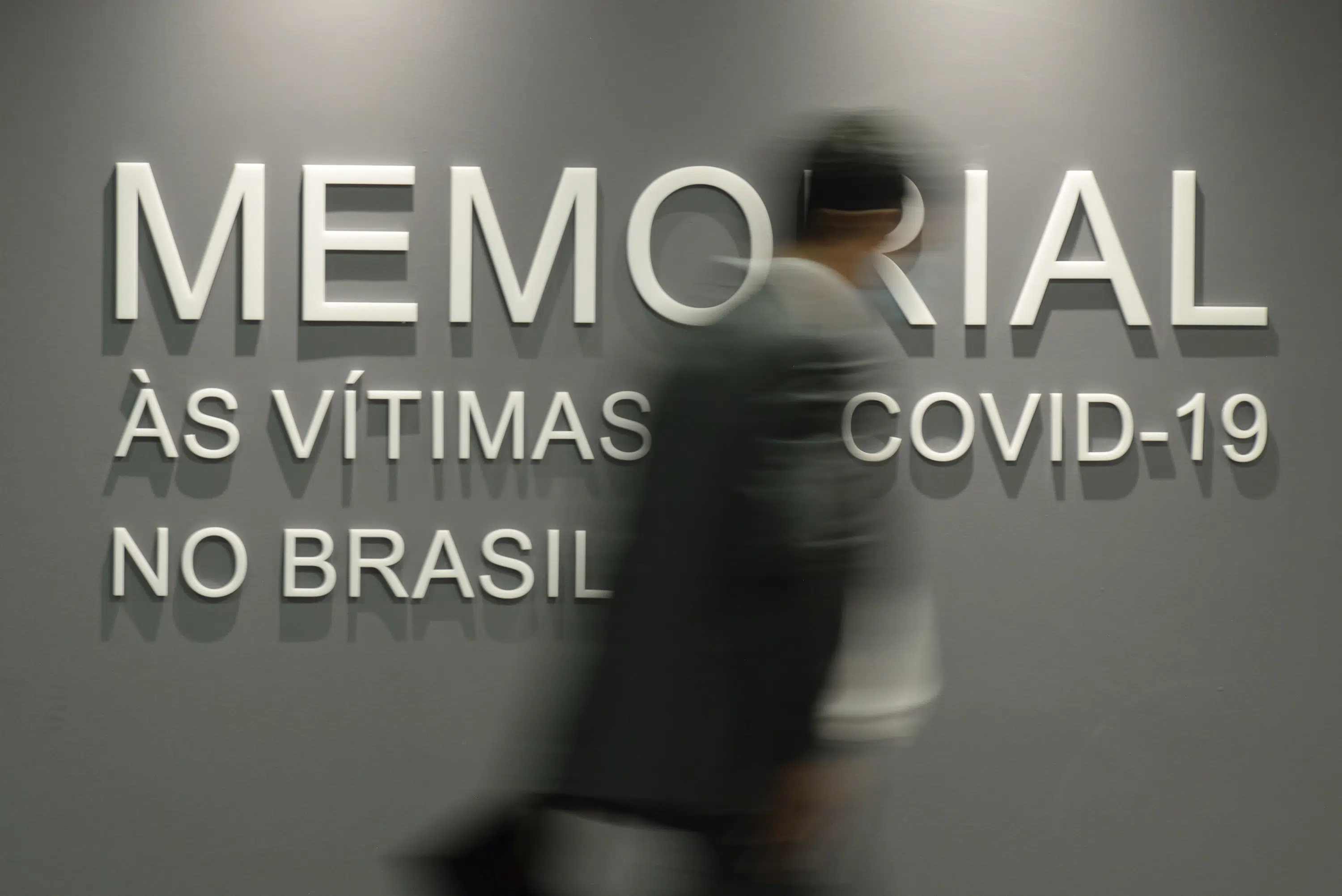 Brazil hits 700,000 virus deaths, 2nd highest in the world | AP News
