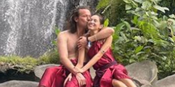 水原希子、バリ島で密着キス＆バックハグ ジョン・キャロル・カービー氏が公開 - モデルプレス