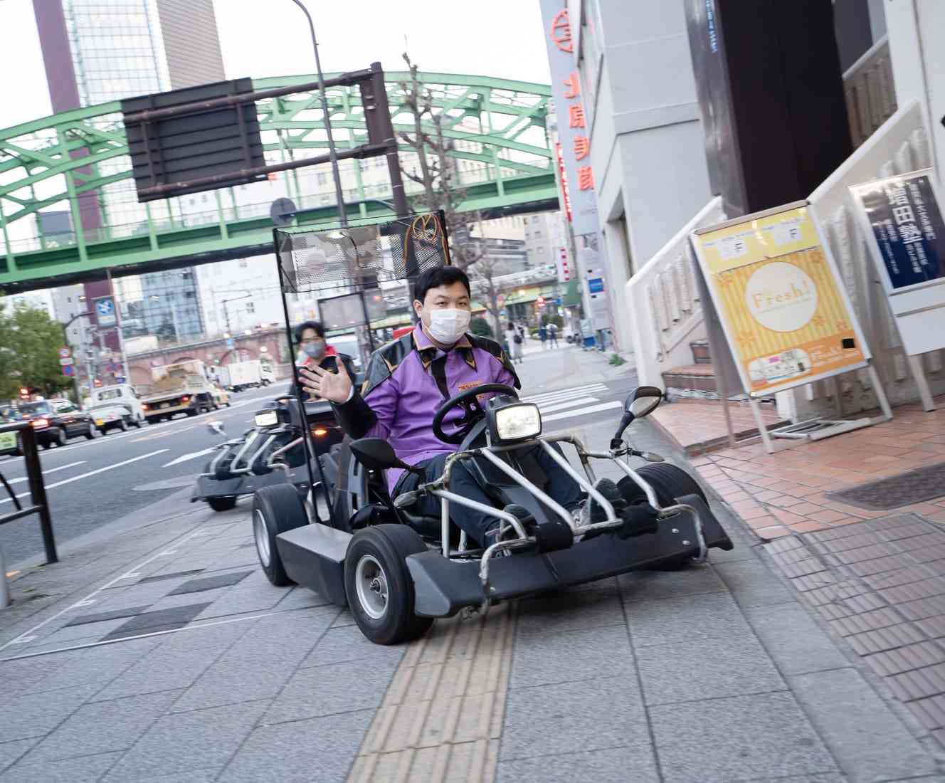 料金は4～5倍でも予約殺到…「マリカー」そっくり「ド派手改造レンタカー」は公道を走って平気なの？