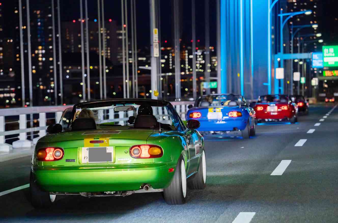 料金は4～5倍でも予約殺到…「マリカー」そっくり「ド派手改造レンタカー」は公道を走って平気なの？