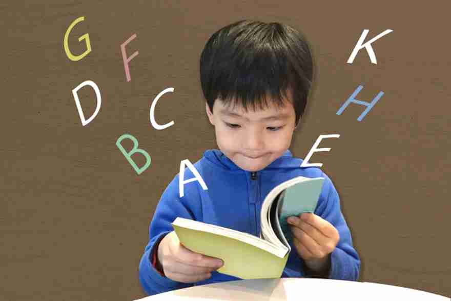 幼児期に英語を始めると国語力が下がる? “親の古い考え”が子どものチャンスを奪うかも
