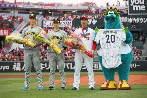 【広島】栗林良吏にWBC金メダル授与　本拠開幕前に優勝記念セレモニー侍戦士サイン入りユニも - プロ野球 : 日刊スポーツ