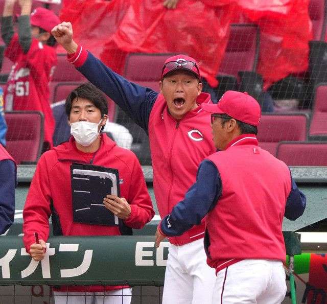 広島が大逆転勝利　3連勝で338日ぶり首位浮上！新井監督体制初　田中が同点満塁弾、マツダ7連勝
