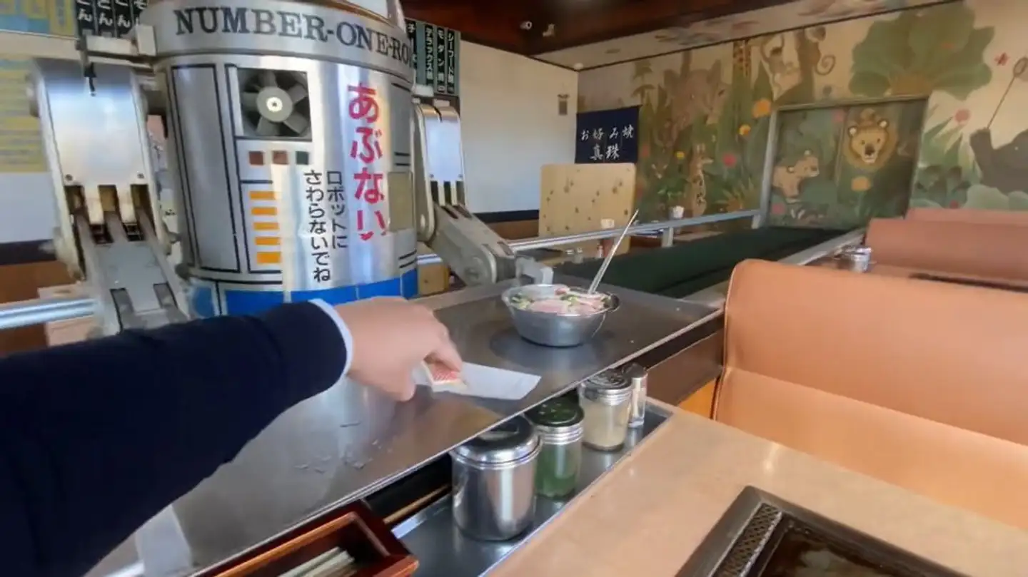 製造主に感謝！　岡山のお好み焼き店で長年働く「配膳ロボ」が時代を先取りしすぎてる