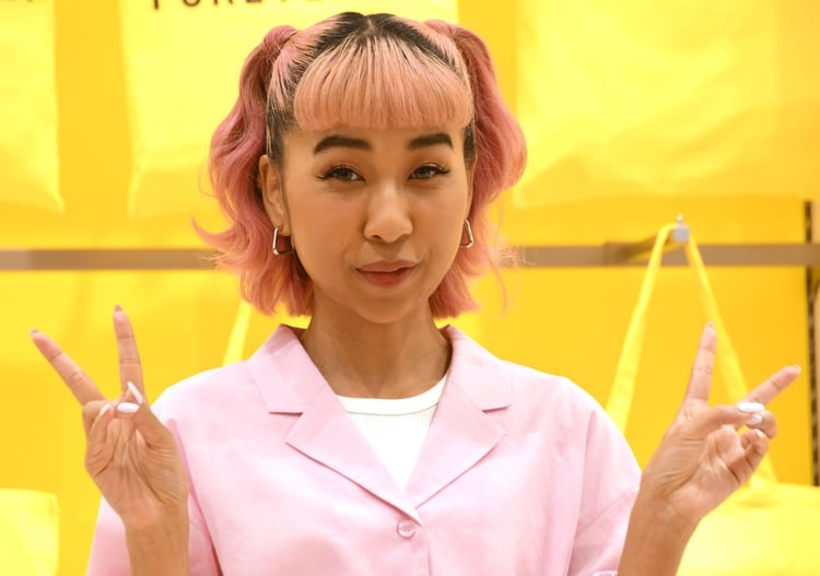 青山テルマ、ピンク髪&ピンク短パンから“美脚見せ”で全力ピース 『FOREVER 21』日本再上陸を喜ぶ