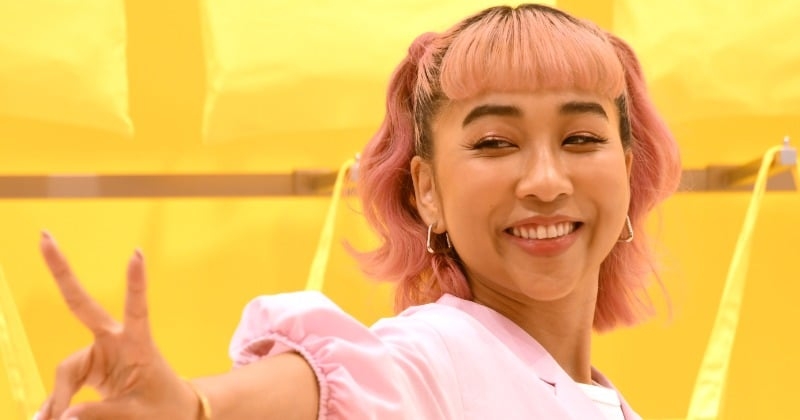 青山テルマ、ピンク髪＆ピンク短パンから“美脚見せ”で全力ピース　『FOREVER 21』日本再上陸を喜ぶ  | ORICON NEWS