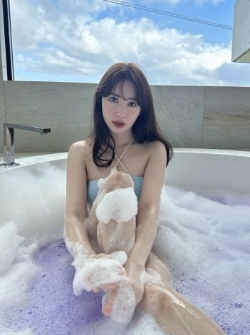 小嶋陽菜、泡風呂で“美バスト”チラリ 美ボディショットに反響「セクシー」「素晴らしいスタイル」「天才!」