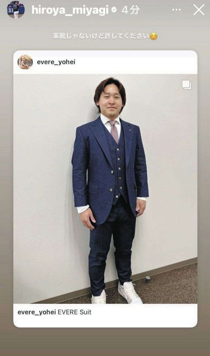 【写真】宮城大弥、届いたオーダースーツに笑顔：中日スポーツ・東京中日スポーツ 