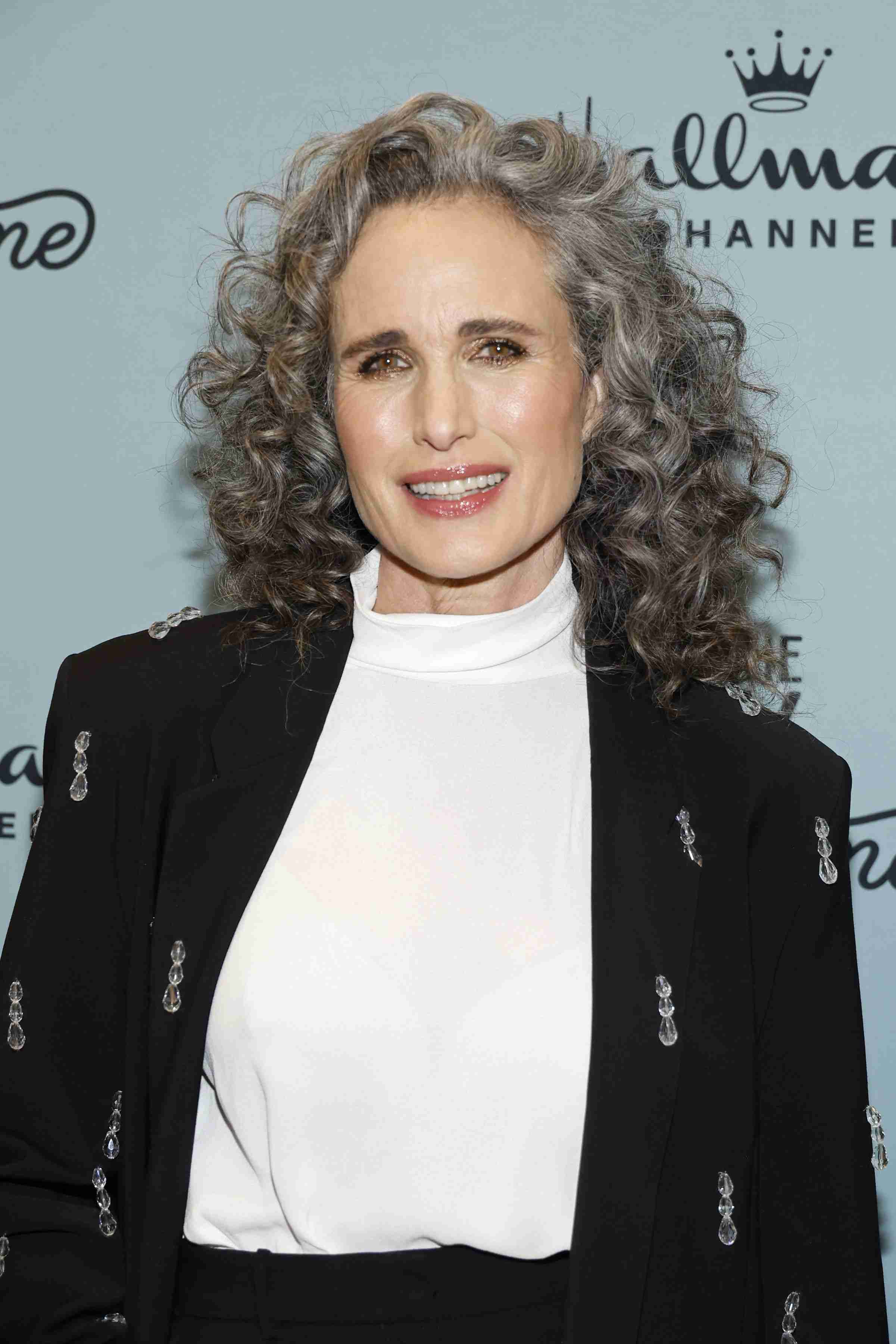 「おばあさんでいい、若づくりするのはもうたくさん」アンディ・マクダウェル、グレイヘアでいる理由を語る
