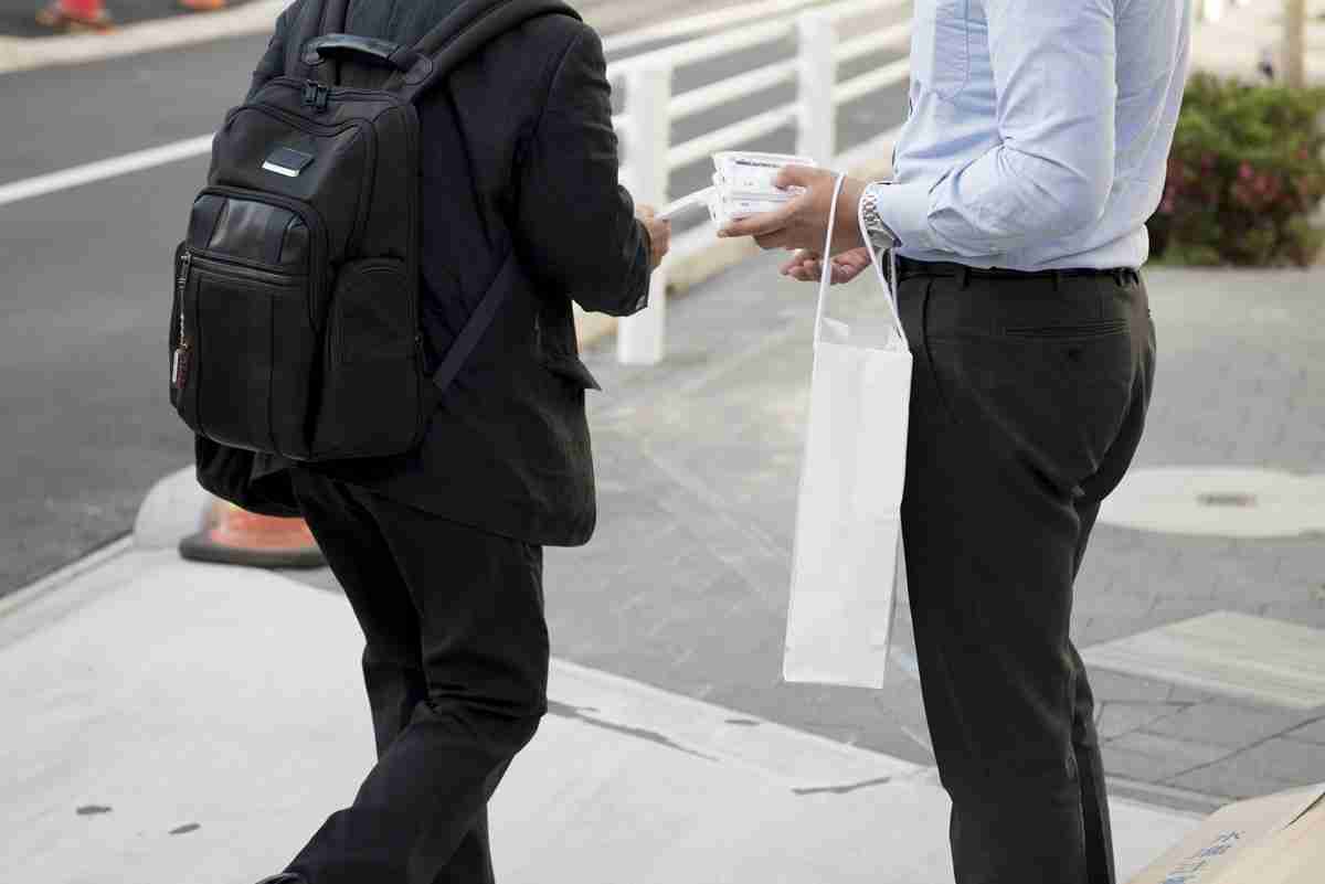 激減した路上での「ティッシュ配り」 もらえなくなった人たちが実感する“時代の流れ” | マネーポストWEB