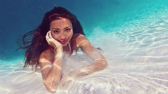 土屋アンナの憧れ　45歳の美貌に「ミラクル」の声　リアル人魚、夫はBEGIN