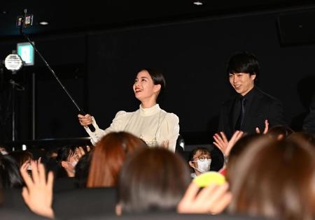 広瀬すず　背中パックリ大胆ドレスで登場　万雷の拍手を浴びて大興奮「鳥肌」