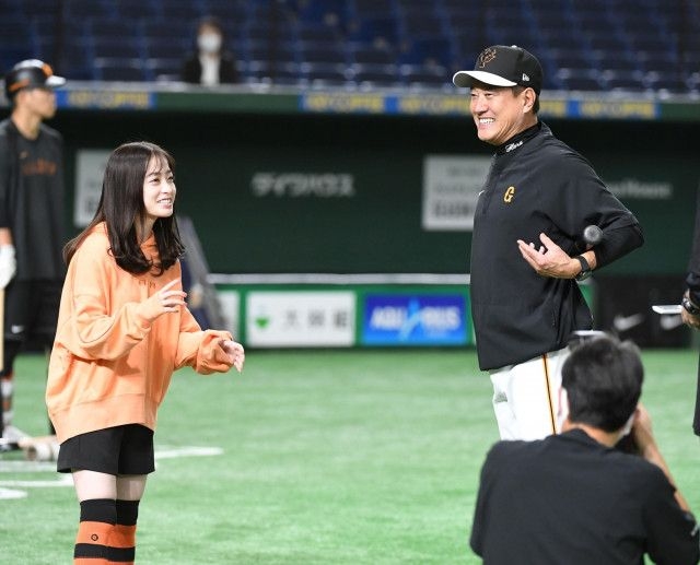 【巨人】橋本環奈リベンジ始球式でワンバン投球　戸郷翔征に指導受け「すごくぜいたくな時間」