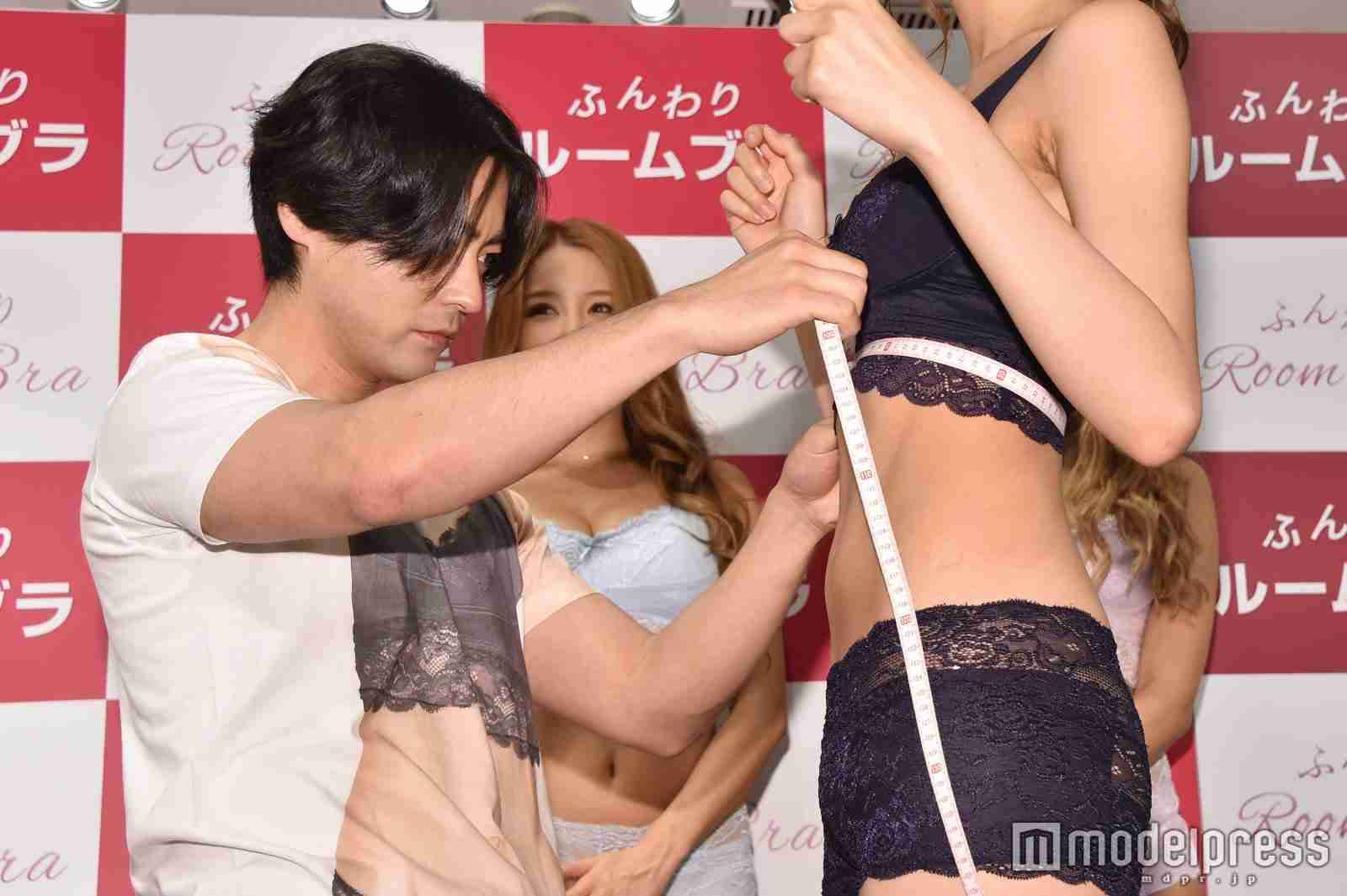 “山田孝之がひたすらバスト測定”イベント、本当に行われる 下着美女たちが集う