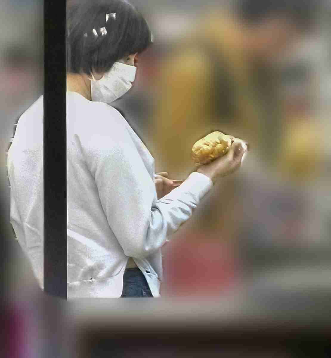 長澤まさみ「コンビニでお腹チラリ」穴あきトレーナーと美脚の圧倒的オシャレな私服姿