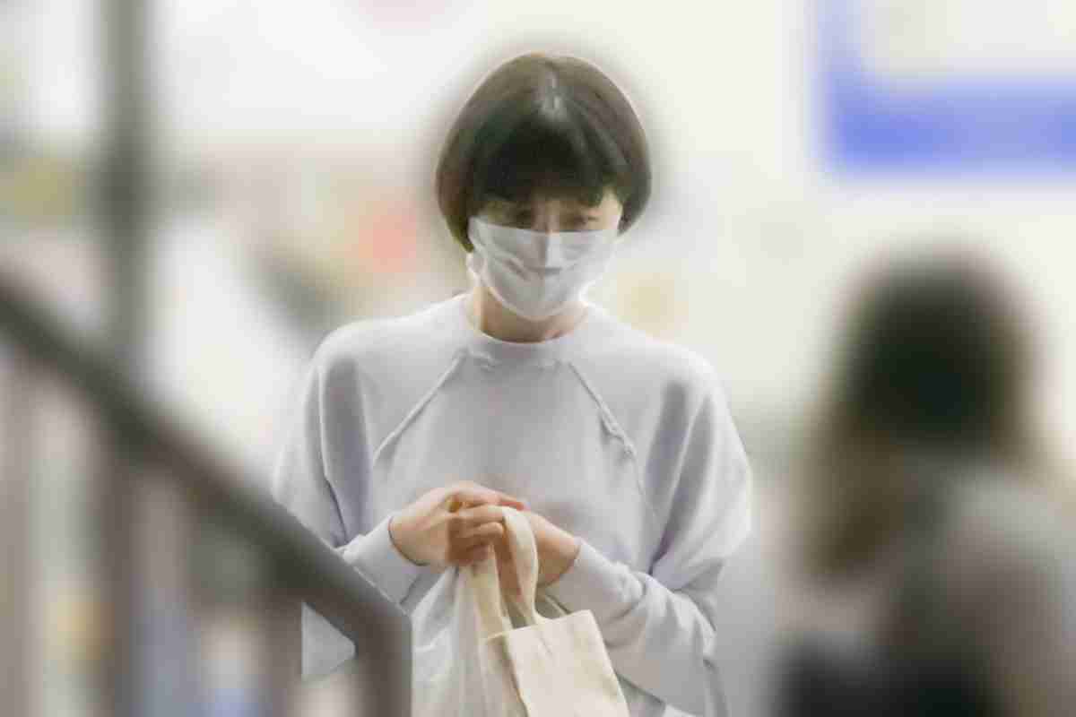 長澤まさみ「コンビニでお腹チラリ」穴あきトレーナーと美脚の圧倒的オシャレな私服姿｜NEWSポストセブン