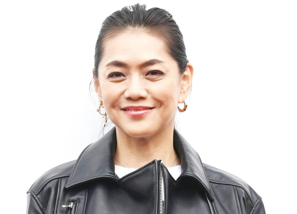 マエノリ(前田典子)57歳　黒ビキニの全身ショットがレベチ！バキバキ腹筋の超絶くびれ「惚れます」「秘訣は？」