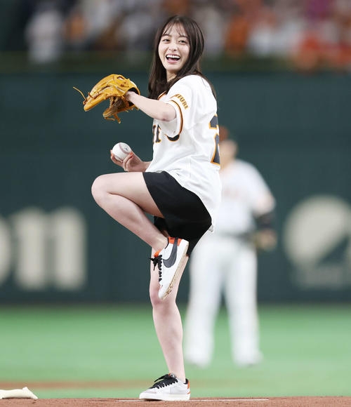 【巨人】橋本環奈リベンジ始球式でワンバン投球　戸郷翔征に指導受け「すごくぜいたくな時間」