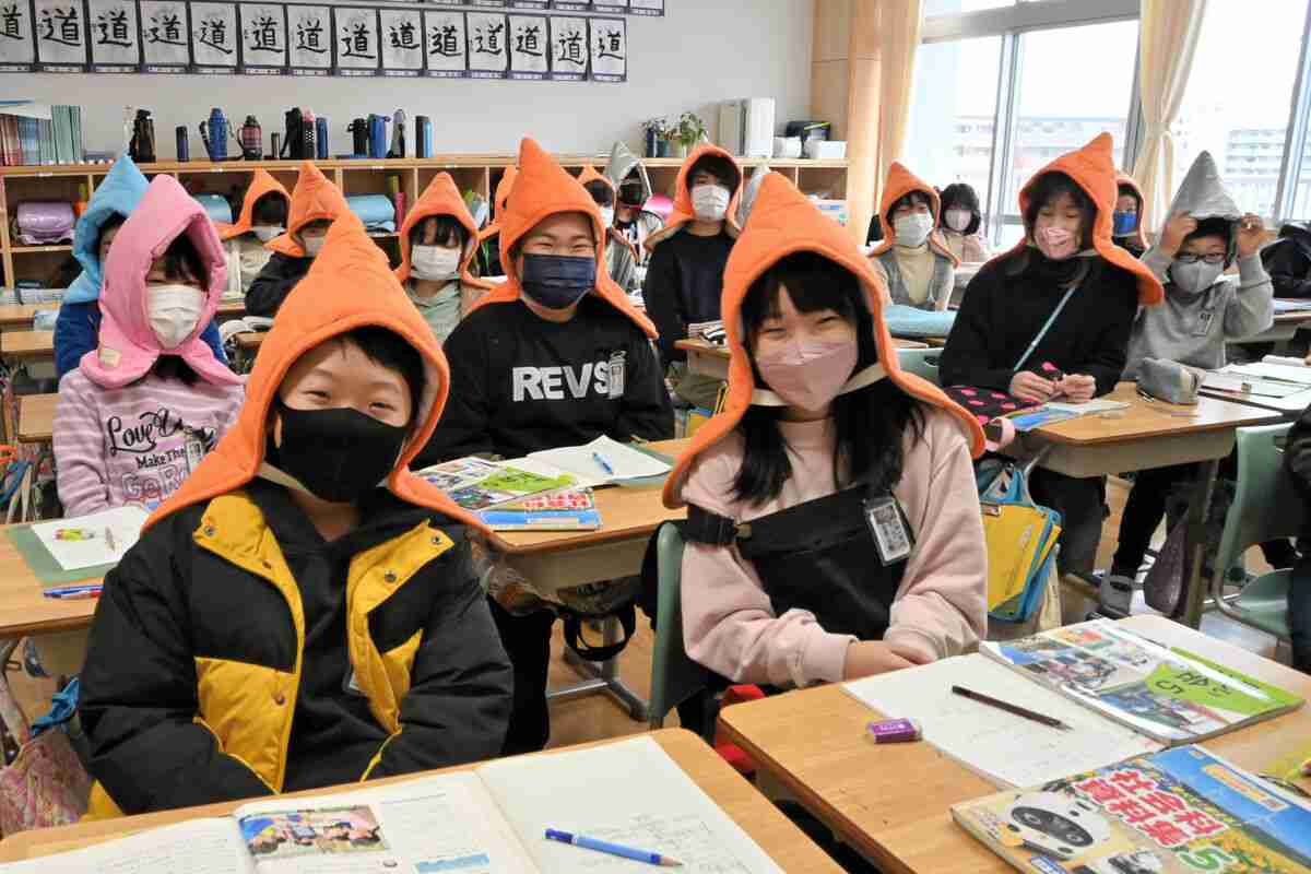 小学校の防災頭巾、効果ある？　ヘルメットではだめなの？ | 河北新報オンライン