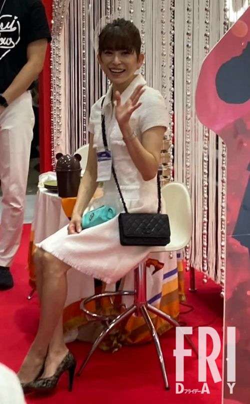 ファンからは心配の声も…美容家になった上原多香子を都内で目撃！ファンに囲まれるも「痩せすぎ」と…