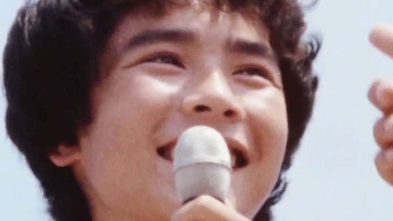 郷ひろみ デビュー当時映像・海で（レコード売り切れでファンから苦情が） - YouTube