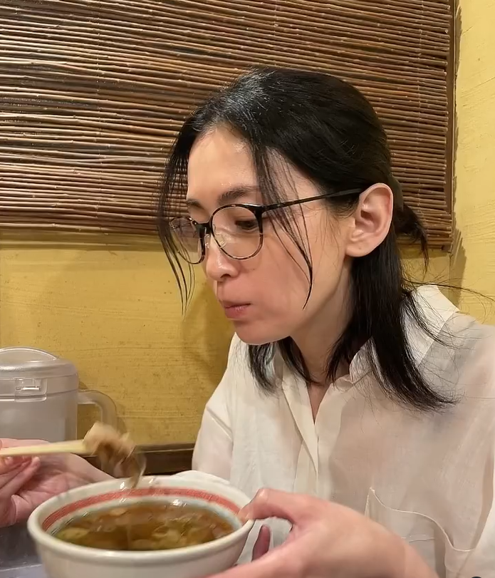 雛形あきこ　すっぴん公開　メガネ姿でラーメンの動画が反響　「肌綺麗すぎ」「美しさがレベチ」