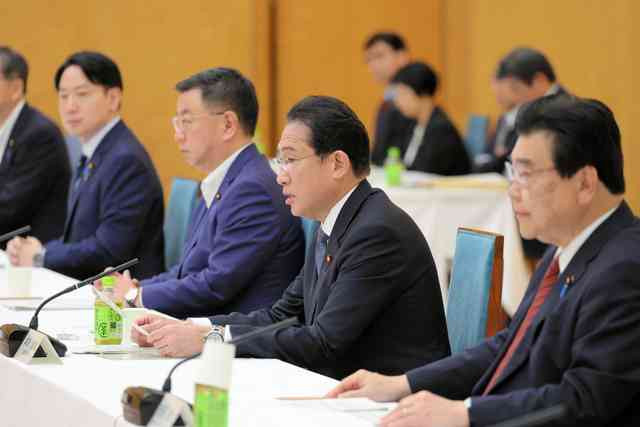 子育て政策の財源は「年末までに結論」と先送り　政府の素案に明記へ（朝日新聞デジタル） - Yahoo!ニュース