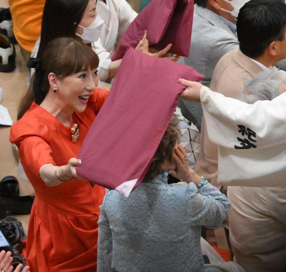 大相撲観戦のデヴィ夫人が最後に座布団直撃の受難 ツイッターでもデヴィ夫人がトレンド入り