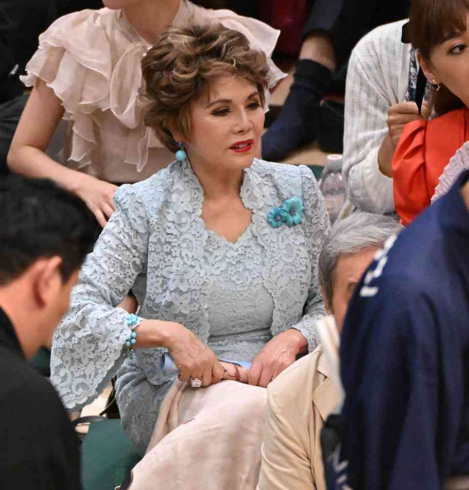 大相撲観戦のデヴィ夫人が最後に座布団直撃の受難 ツイッターでもデヴィ夫人がトレンド入り