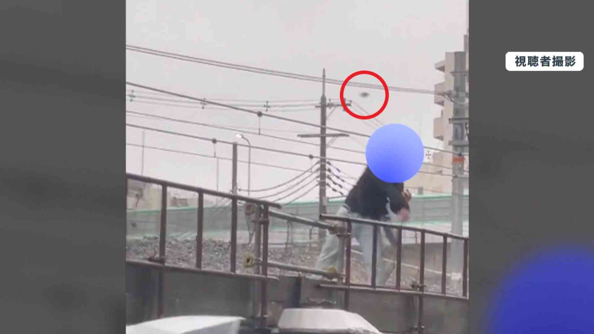 「傘がなかったら直撃だった…」大阪で線路に進入し1時間以上“石を投げ続ける男” マンションの窓やパトカーのフロントガラスも被害に